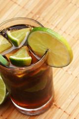 glas mit cola eis und limonen