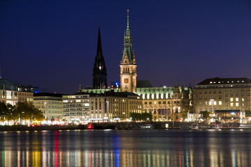 Fototapeta na wymiar Hamburger Rathaus und Nikolaikirche