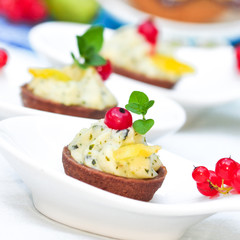 Minitörtchen mit Birnenmousse und Ananas