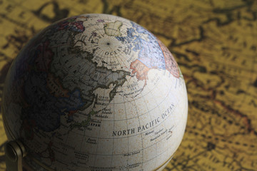 地球儀と地図