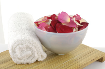 Obraz na płótnie Canvas Roses, petals and towel in a spa