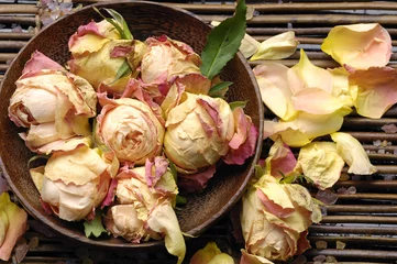 Gordijnen Spa -wooden bowl rose with petals settin © Mee Ting