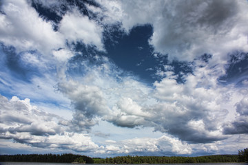 Dramatischer Weitwinkel Wolkenhintergrund