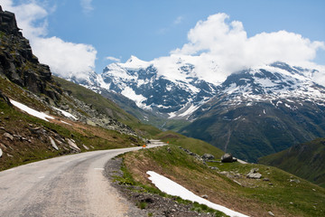 Fototapeta na wymiar Road in French Alps