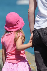 Mère et fille se tenant la main