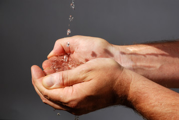 Wasser fließt in die Hände