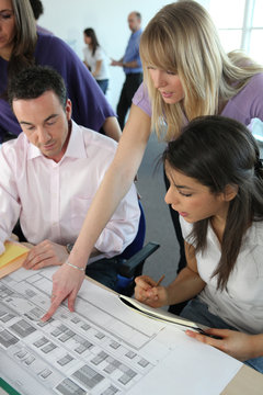Professeur et &eacute;tudiants en architecture