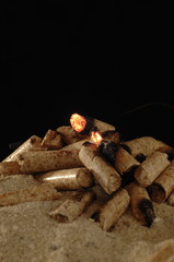 Holzpellets mit Feuer und Glut