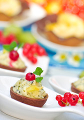 Party-Canapes mit süsser Fruchtmousse
