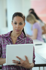 Portrait d'une femme d'affaires devant ordinateur portable