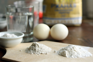 Fototapeta na wymiar Flour on cooking board