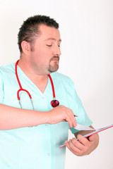 Portrait d'un médecin avec dossier médical