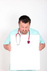 Portrait d'un médecin avec panneau blanc