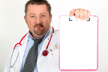 Portrait d'un médecin présentant un dossier médical