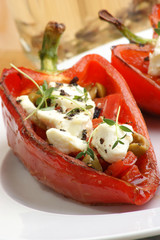 gegrillte Paprika mit Oliven und Käse überbacken