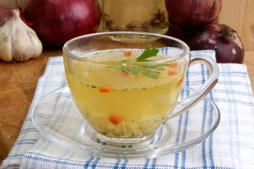 klare Hühnersuppe mit Nudeln