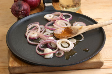 lila Zwiebeln werden mit Butter angebraten