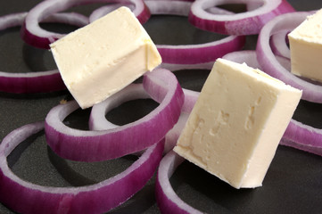 lila Zwiebeln werden mit Butter angebraten
