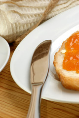 selbst gebackenes Brot mit Pfirsichmarmelade