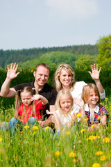 Familie auf Wiese