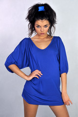 dziewczyna w niebieskiej sukience © par