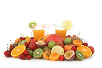 cocktails de fruits sur fond blanc