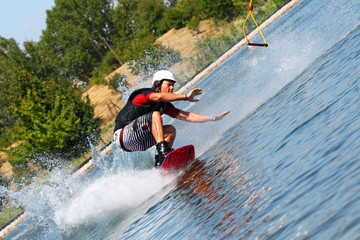 Junger Mann Sportler auf Surfbrett dynamisch