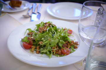 Salad with wild mushrooms and tomatoes
