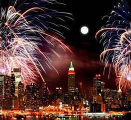 De skyline van New York City en vuurwerk