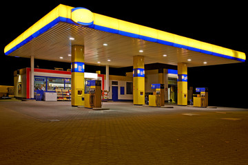 Tankstelle in der Nacht