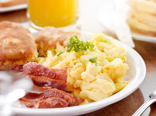 Foto op Plexiglas Assortiment zonnig ontbijt met roerei en spek