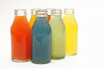 farbige saft flaschen