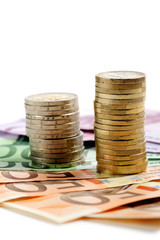 monete con banconote in euro