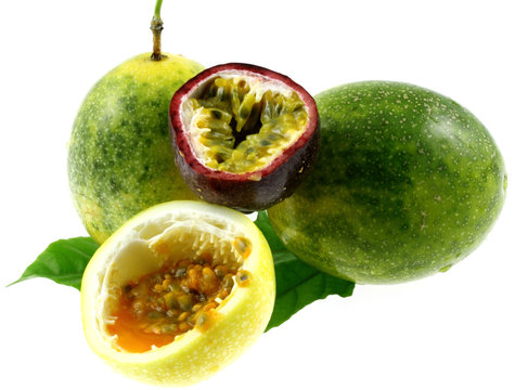 fruits de la passion sur fond blanc