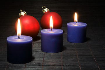 kerzen mit weihnachstkugeln