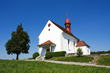 kleine Kapelle mit Baum