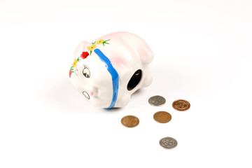 ぶたの貯金箱とコイン