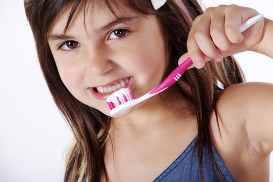 Kind putzt Zähne Porträt