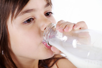 Junges Mädchen trinkt Milch Porträt Nahaufnahme