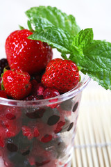 Gros plan verrine fraises fruits rouges et menthe