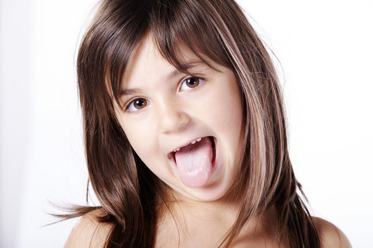 M&auml;dchen bleckt Zunge Portr&auml;t