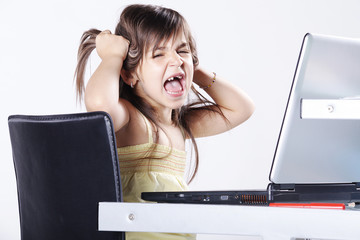 Kind schreit vor Computer Porträt