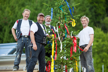 handwerker beim richtfest