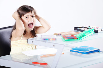 Kind mit Schreibtisch bei Hausaufgaben schreit Portr&auml;t