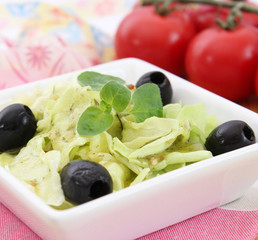 Salat mit schwarzen Oliven