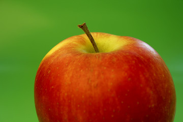 Roter Apfel - grüner Hintergrund