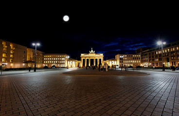 Fototapeta na wymiar BRANDENBURG GATE w nocy w Berlinie