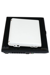 weißes Netbook und schwarzes Laptop im Größenvergleich