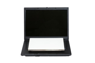 weißes Netbook und schwarzes Laptop im Größenvergleich