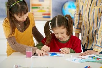 Fototapeta premium Malowanie uczniów szkoły podstawowej